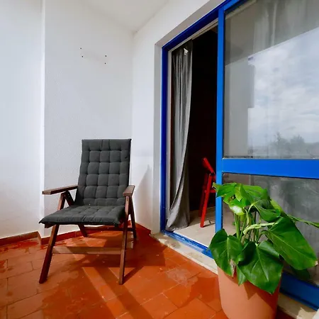 Beautiful 2 Bedroom In Center With Balcony *