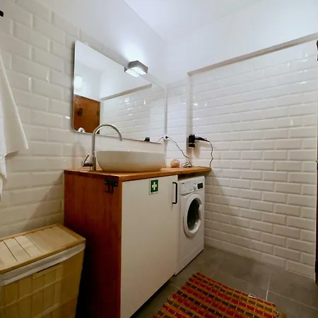 Beautiful 2 Bedroom In Center With Balcony *