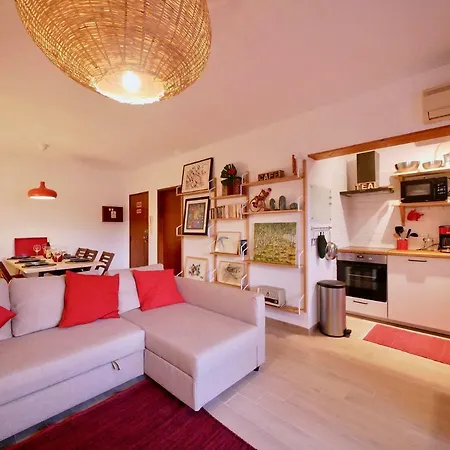 Beautiful 2 Bedroom In Center With Balcony アパート *